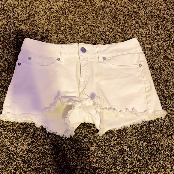 Levi’s shorts, size:7, color:white - Picture 1 of 2